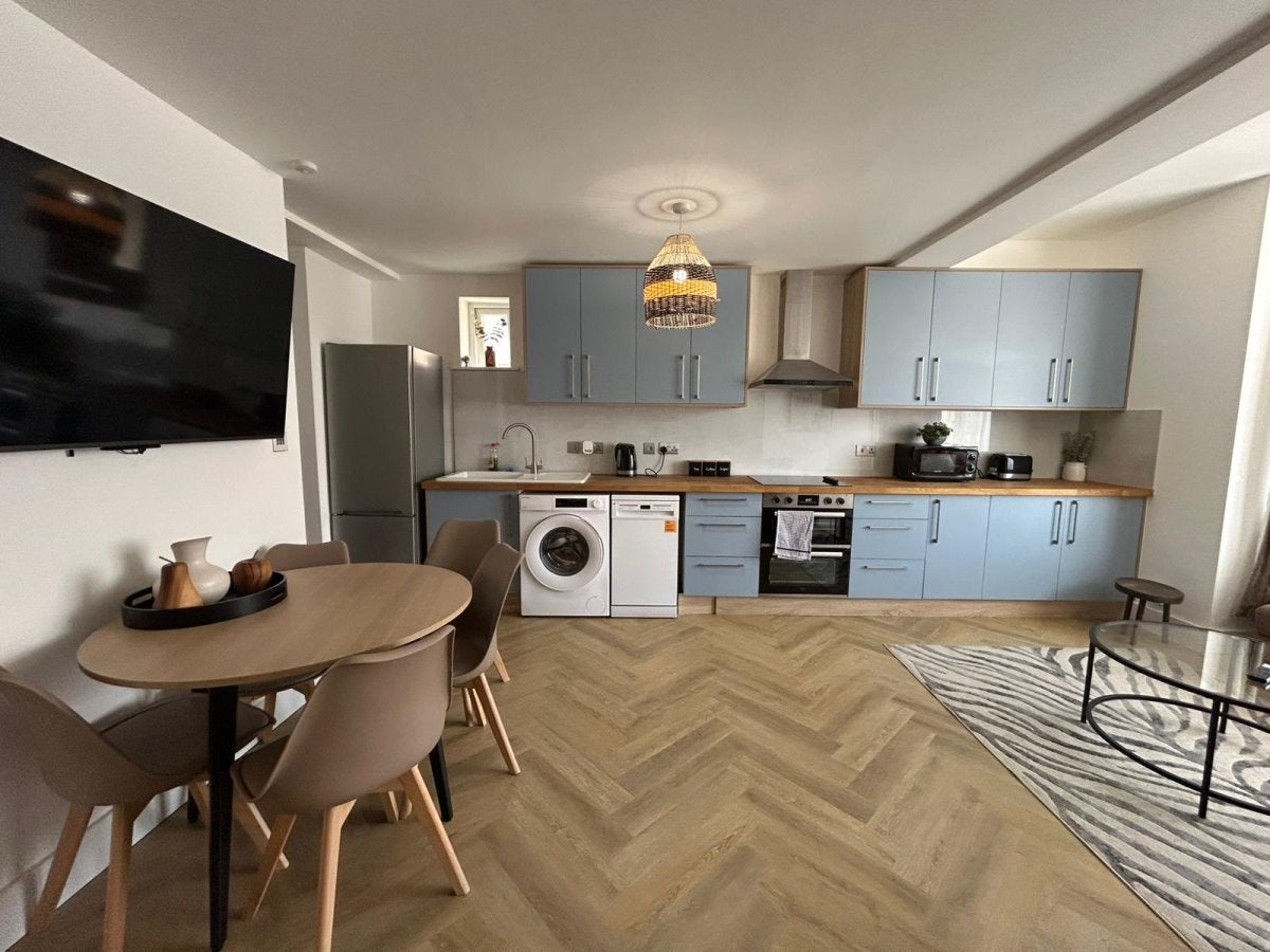 Flat Radnor Road in Greater London