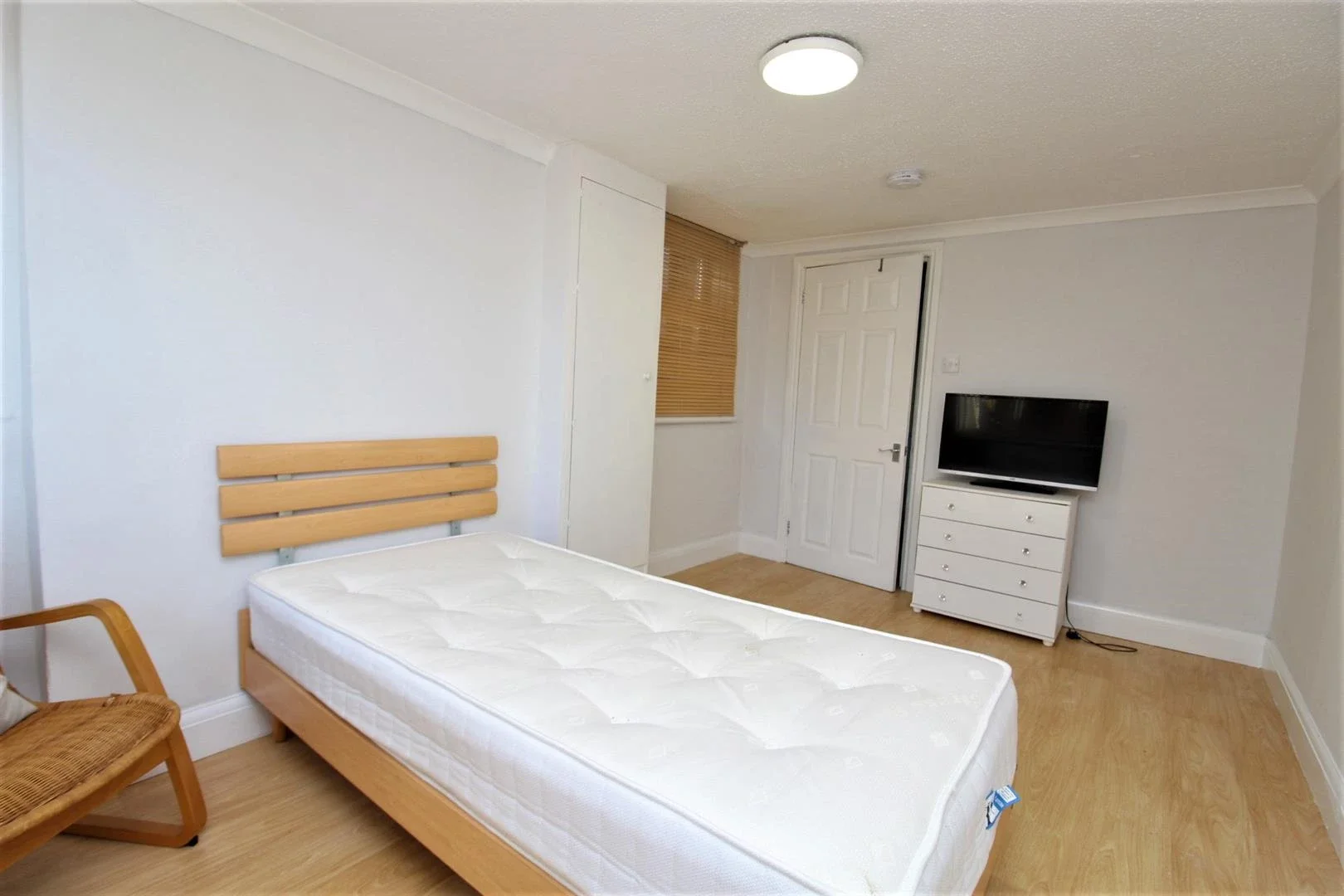 Flat Queen's Grove Road in Greater London