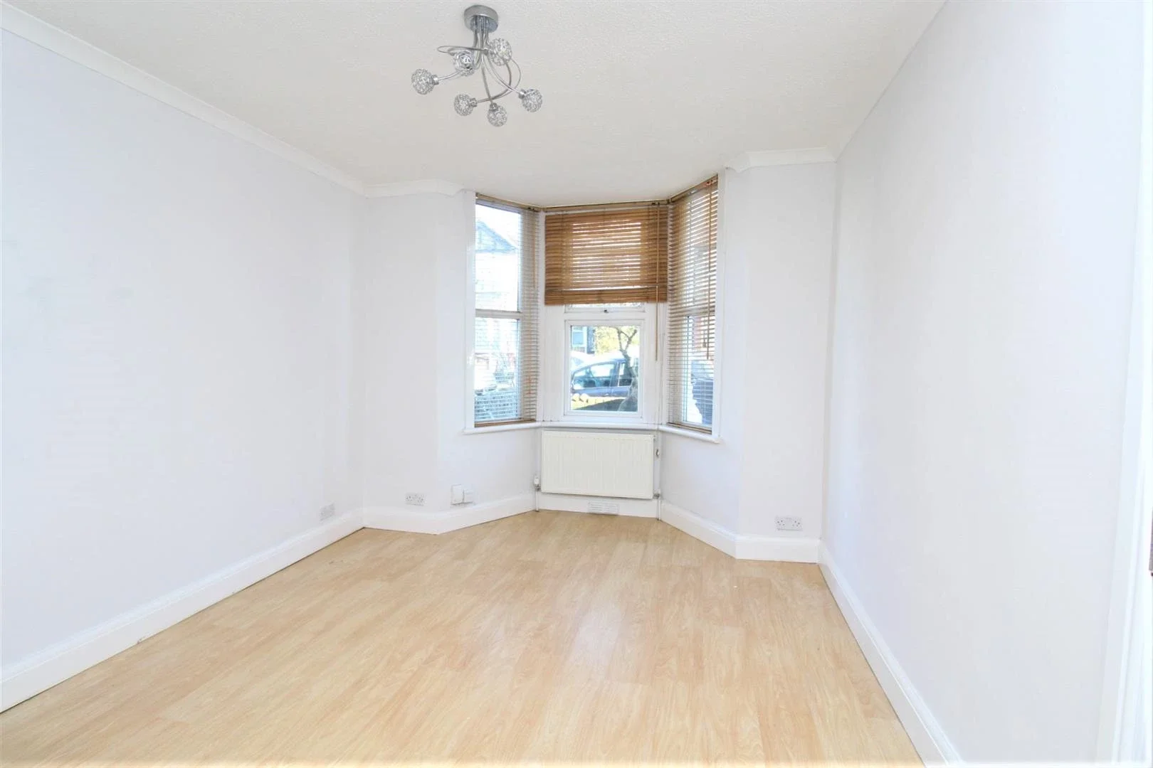 Flat Queen's Grove Road in Greater London