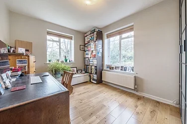 Flat Merton Road in Greater London