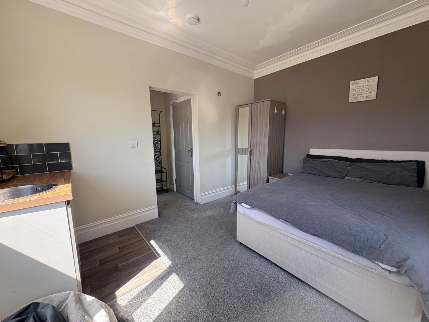 Room Queens Road in Portsmouth