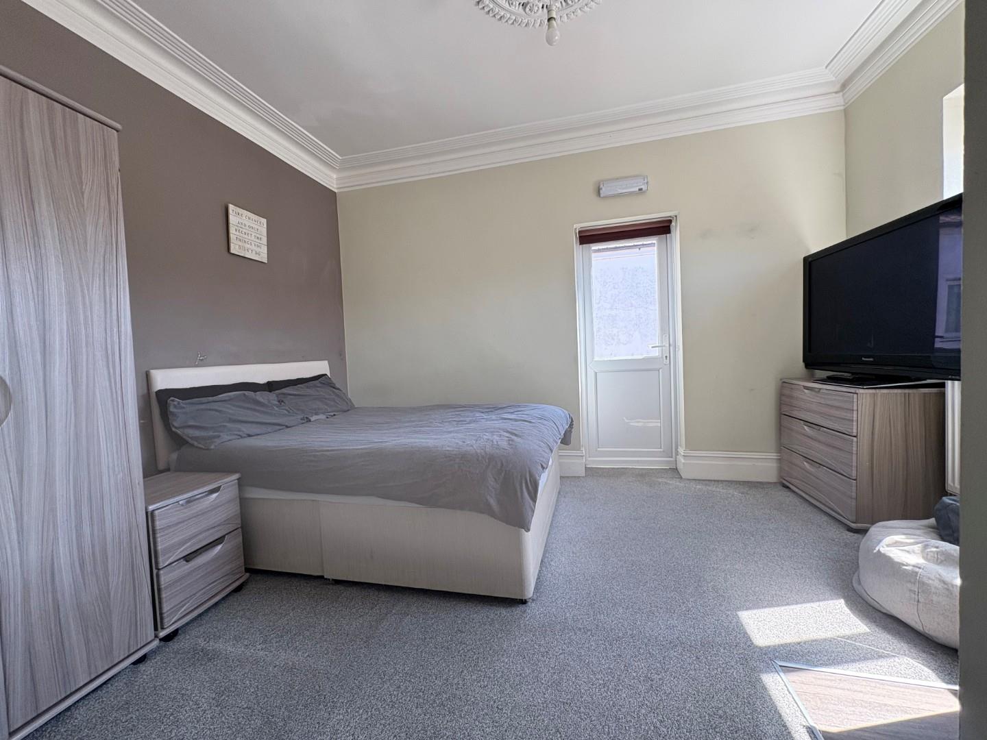 Room Queens Road in Portsmouth