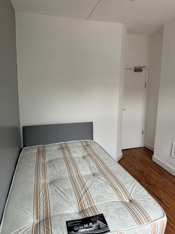 Room Dongola Road in Greater London