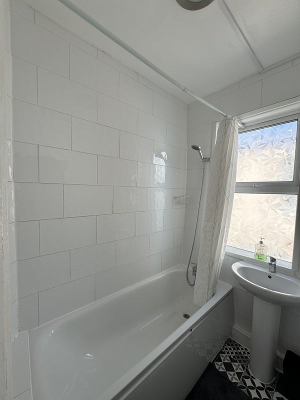 Room Dongola Road in Greater London