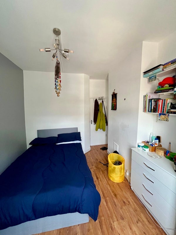 Room Dongola Road in Greater London