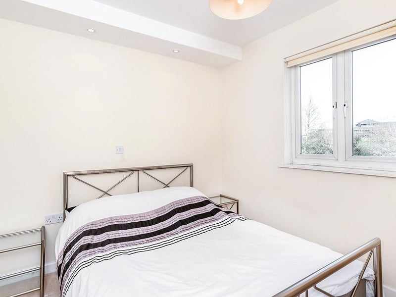 Room Lloyd George Avenue in Cardiff