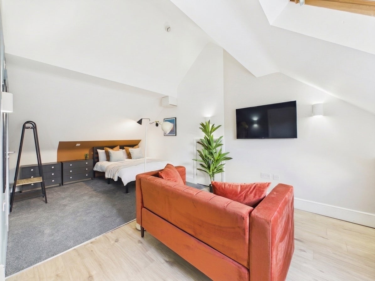 Room Tewkesbury Road in Gloucester