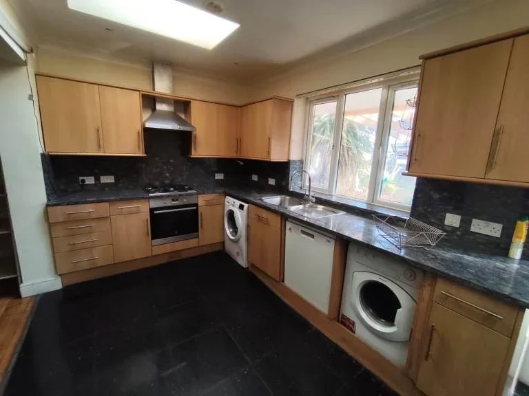 Room Melrose Avenue in Greater London