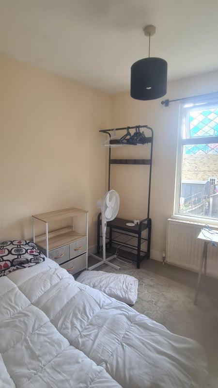 Room Oval Road in Greater London