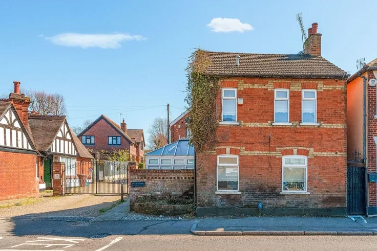 House New Road in Hertsmere