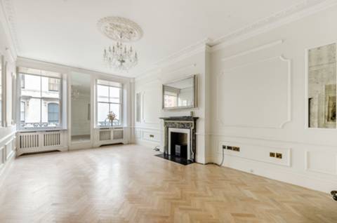 Flat Ennismore Gardens Mews in London