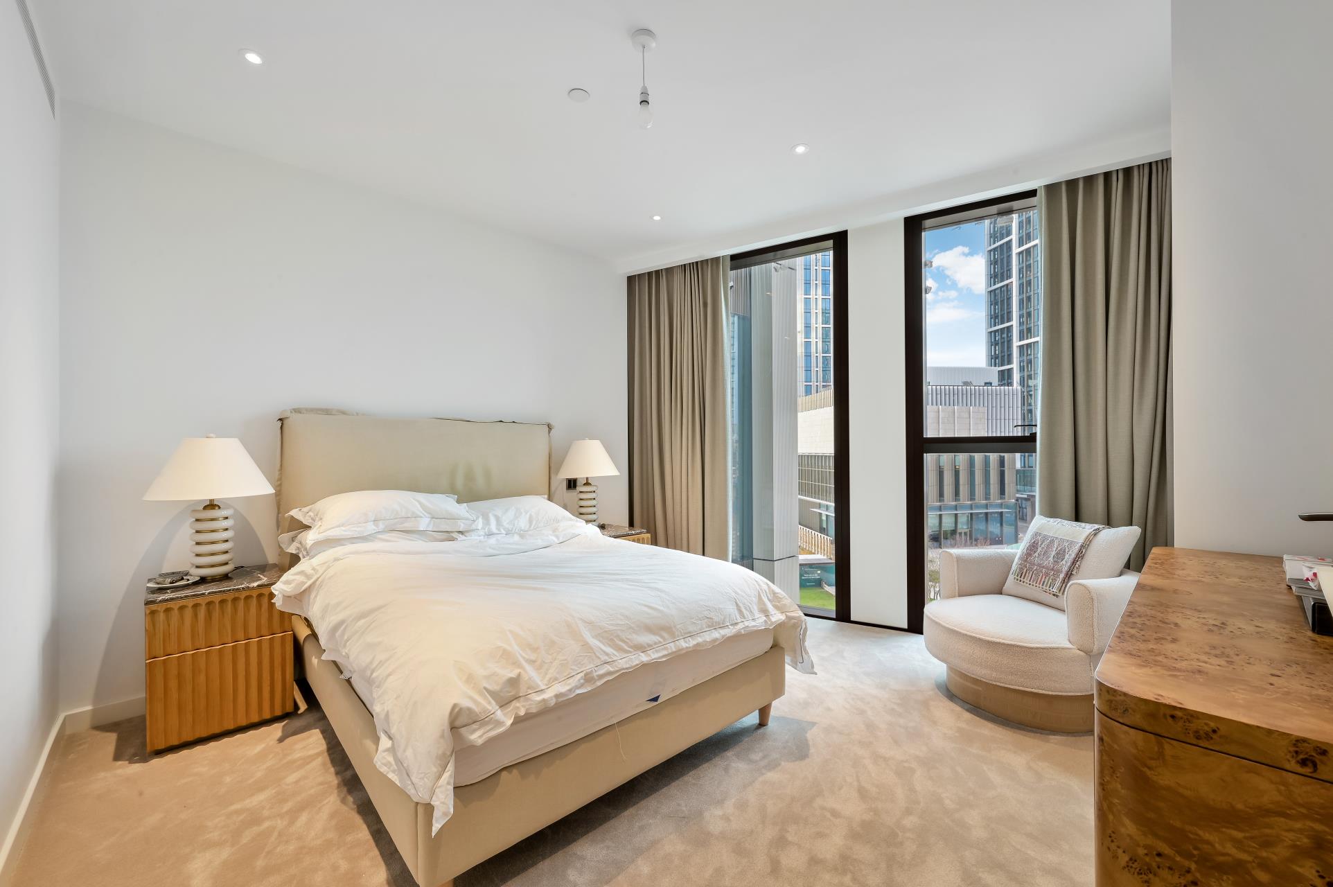Flat Carnation Way in Greater London