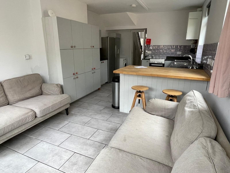 Room Longmead Avenue in Bristol