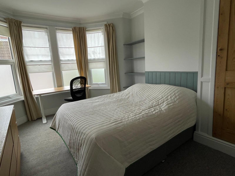 Room Longmead Avenue in Bristol