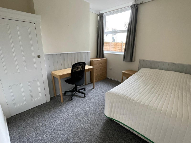 Room Longmead Avenue in Bristol