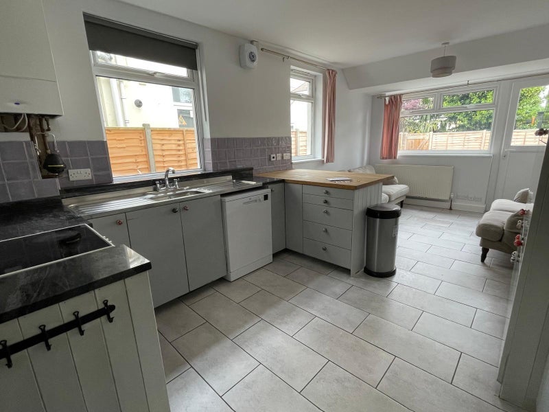 Room Longmead Avenue in Bristol