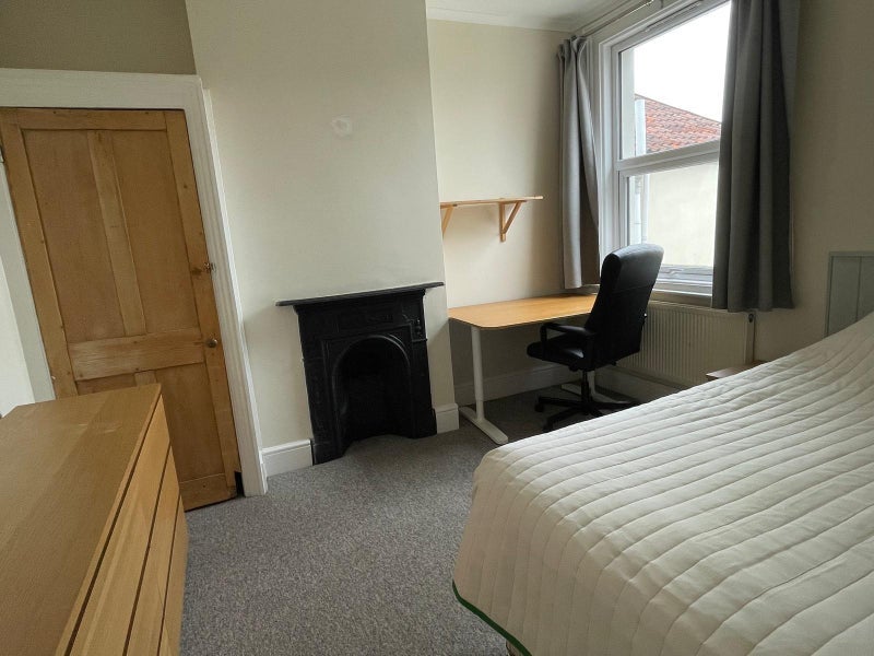 Room Longmead Avenue in Bristol