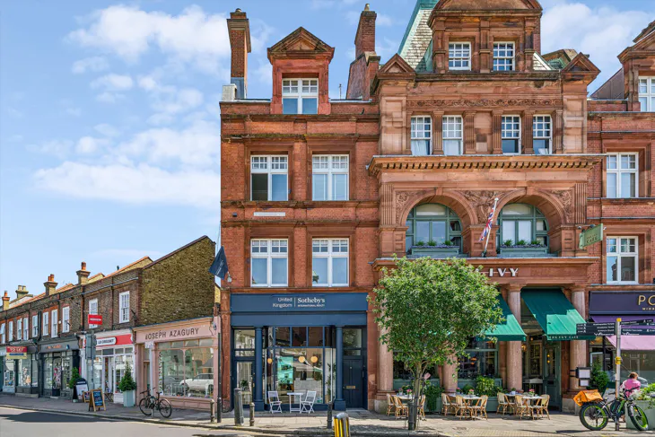 Flat High Street in Greater London