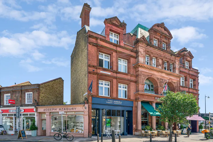 Flat High Street in Greater London