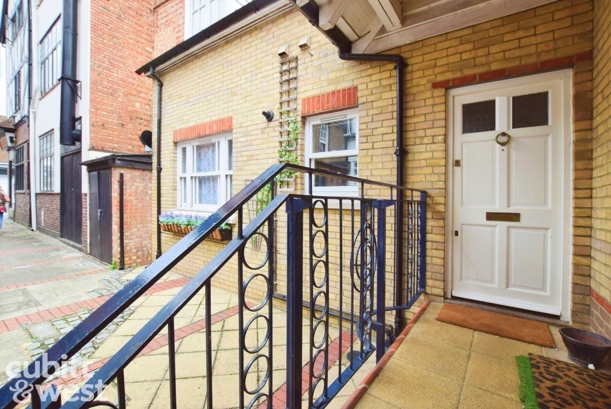 House Wheatcroft Court in Greater London