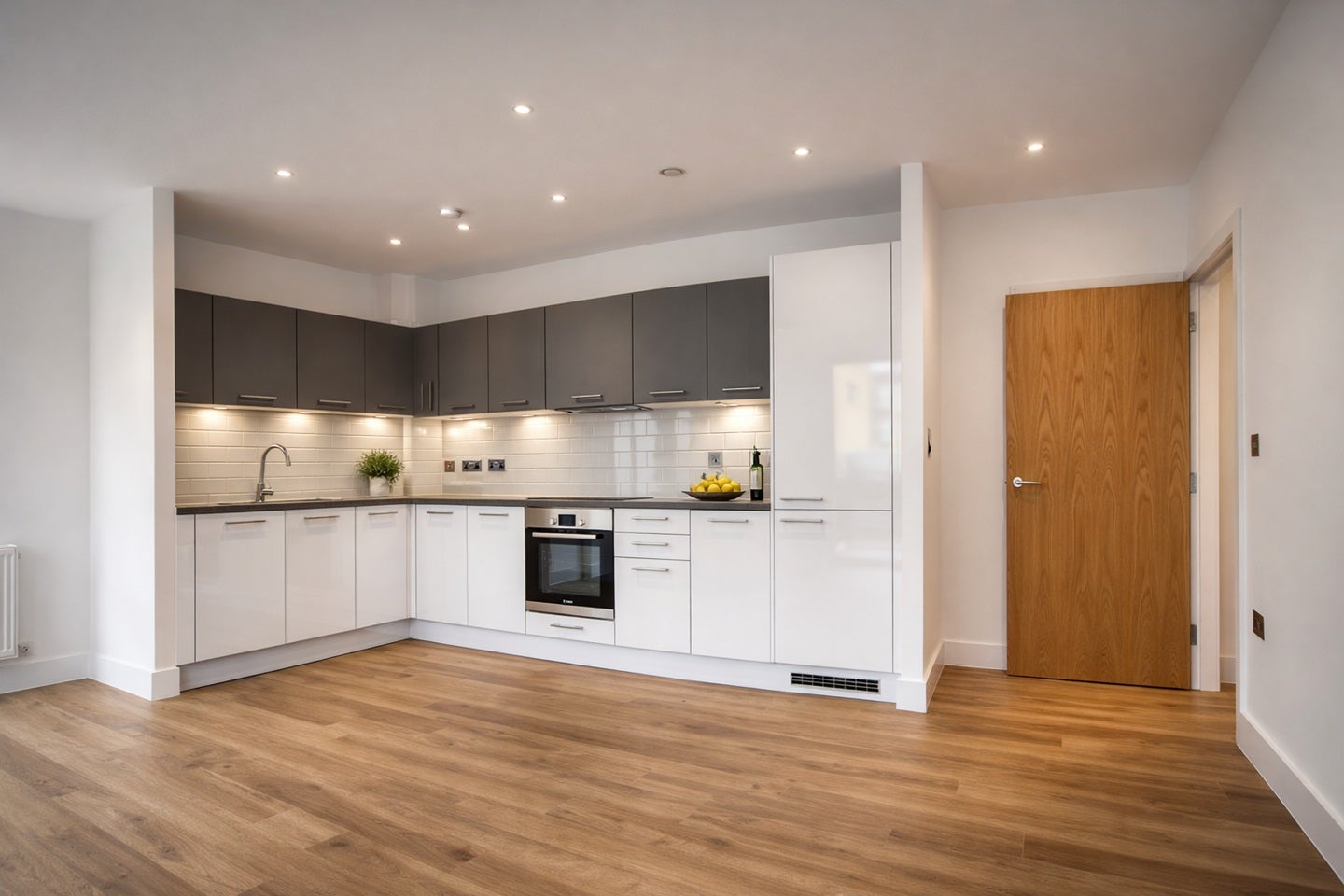 Flat Christchurch Avenue in Greater London
