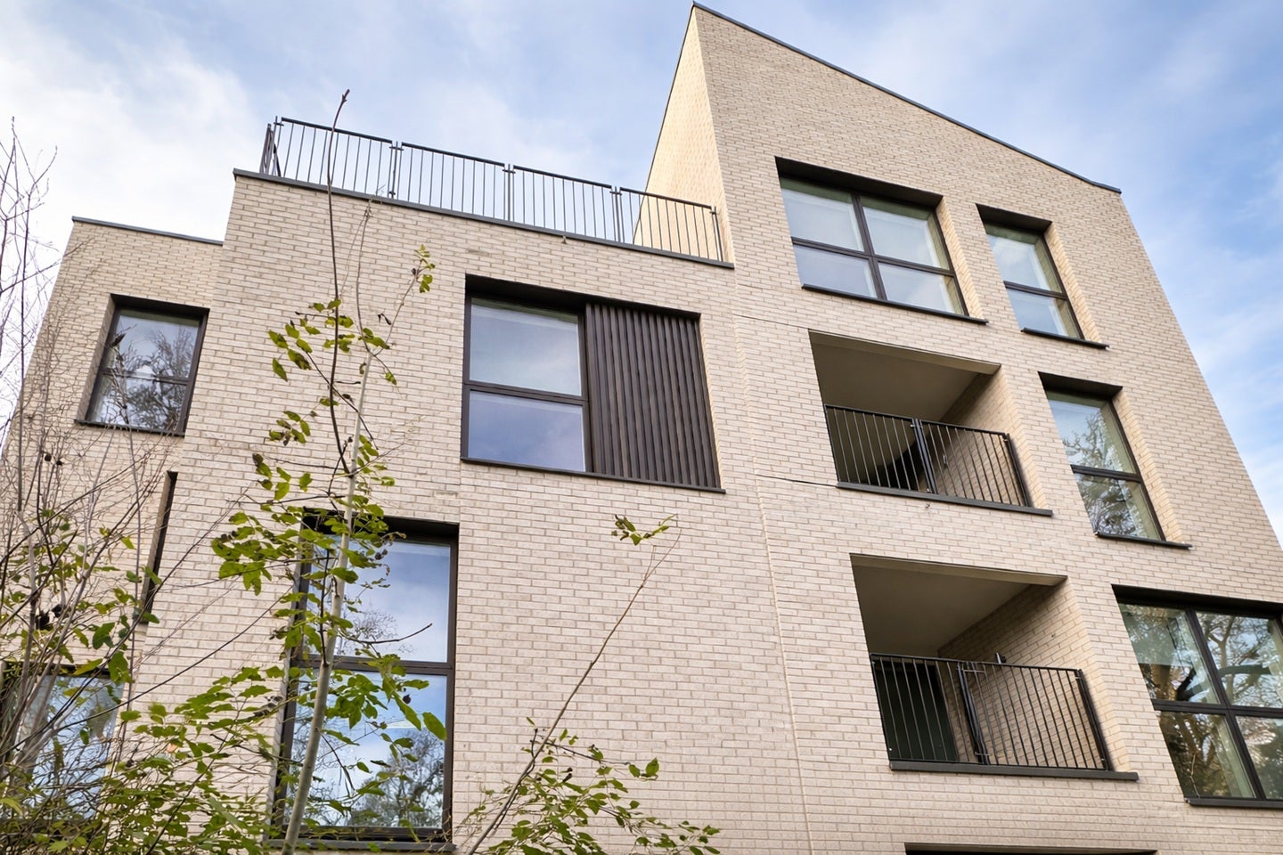 Flat Christchurch Avenue in Greater London