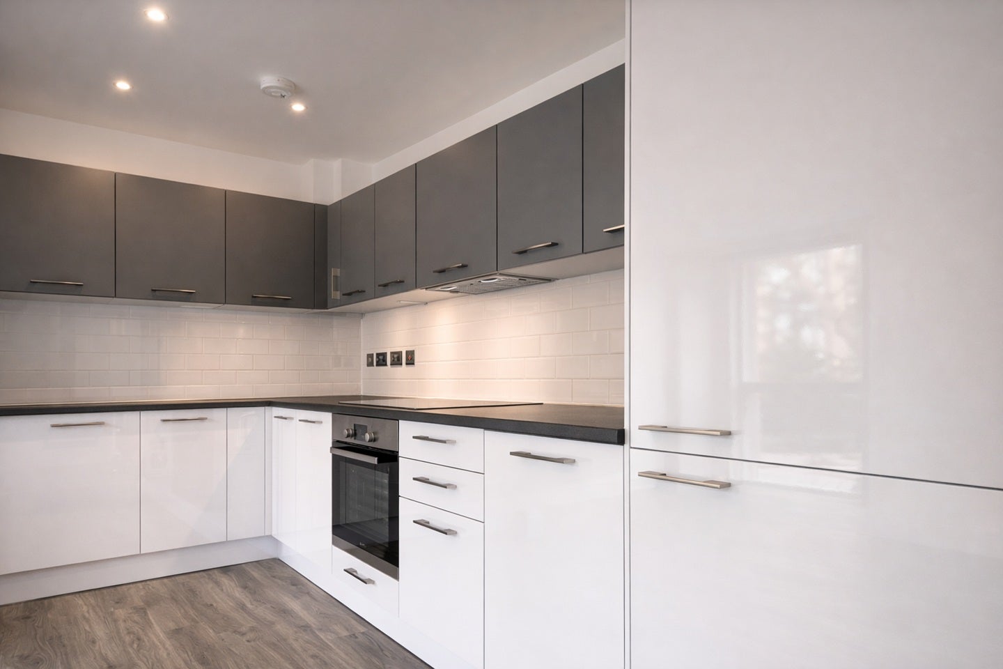 Flat Christchurch Avenue in Greater London
