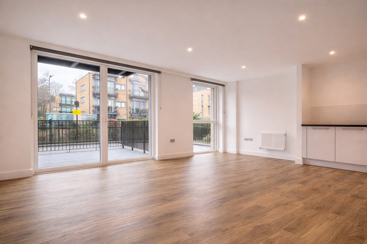 Flat Christchurch Avenue in Greater London