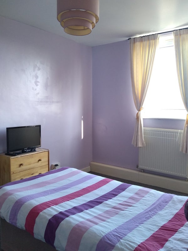 Room Strathan Close in Greater London
