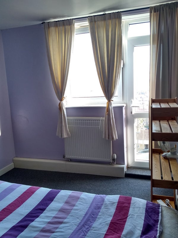 Room Strathan Close in Greater London