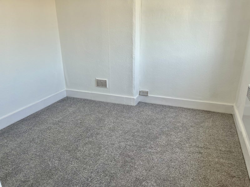 Room Gladstone Road in Greater London