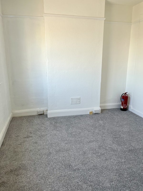 Room Gladstone Road in Greater London