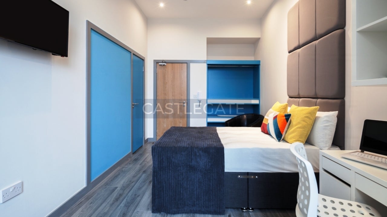 Room Half Moon Street in Kirklees