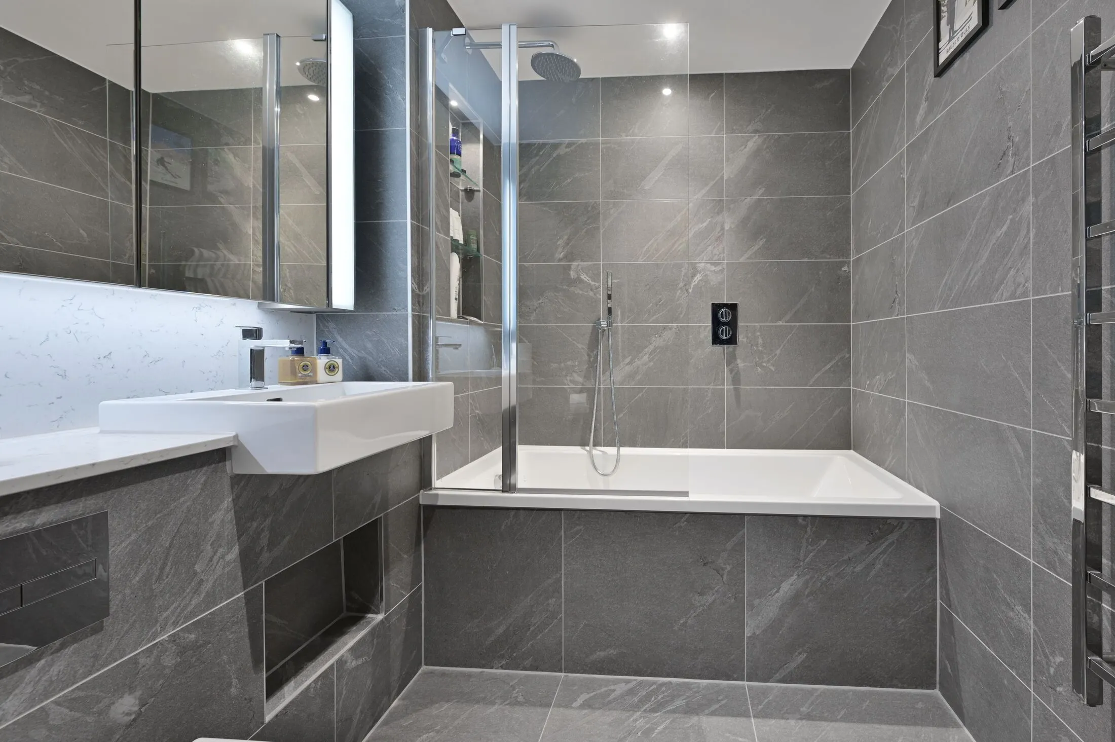 Flat Malthouse Road in Greater London