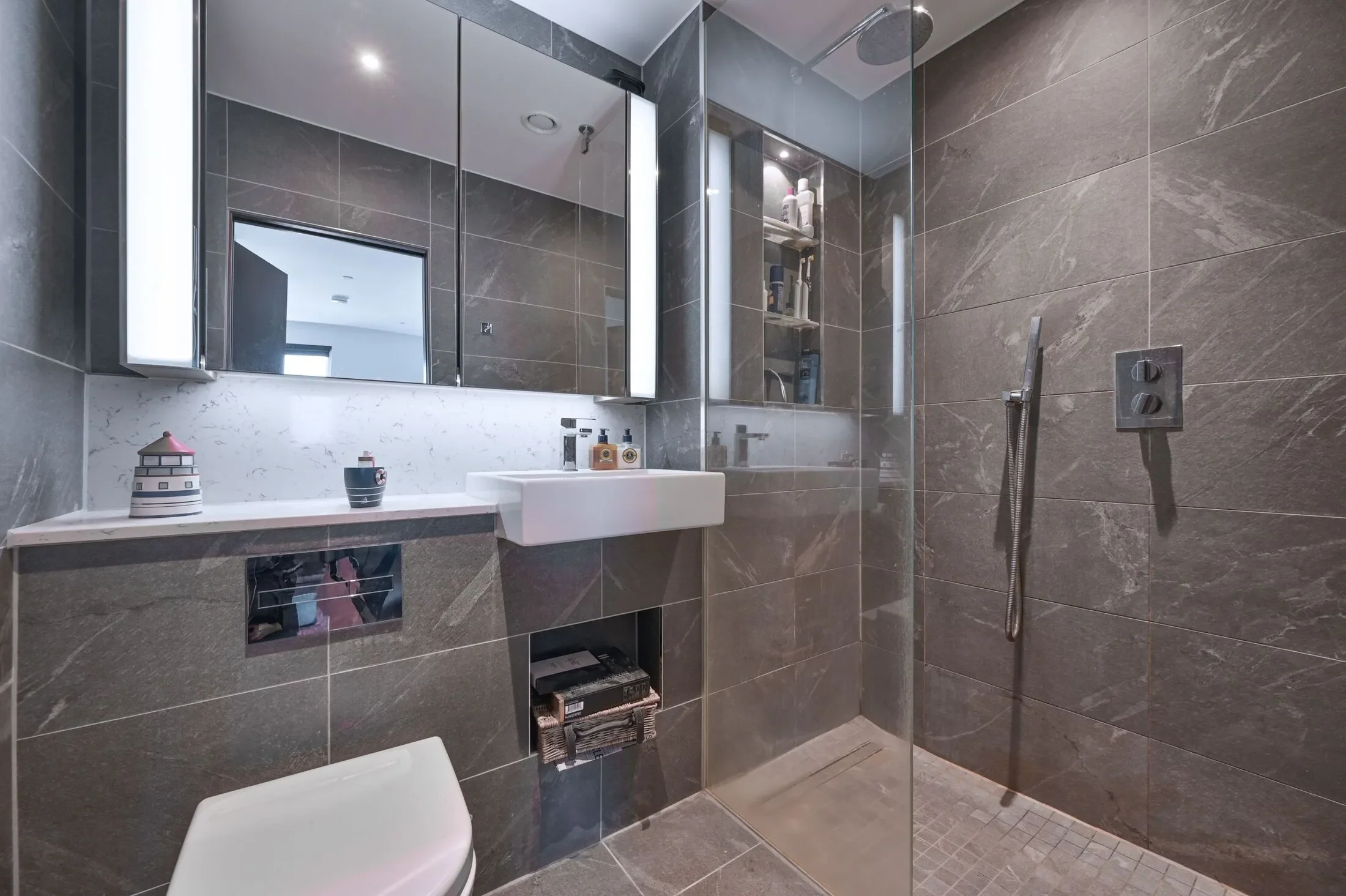 Flat Malthouse Road in Greater London