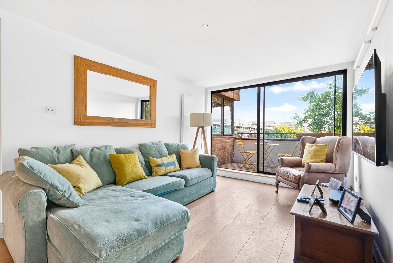 Flat Falcon Point Piazza in Greater London