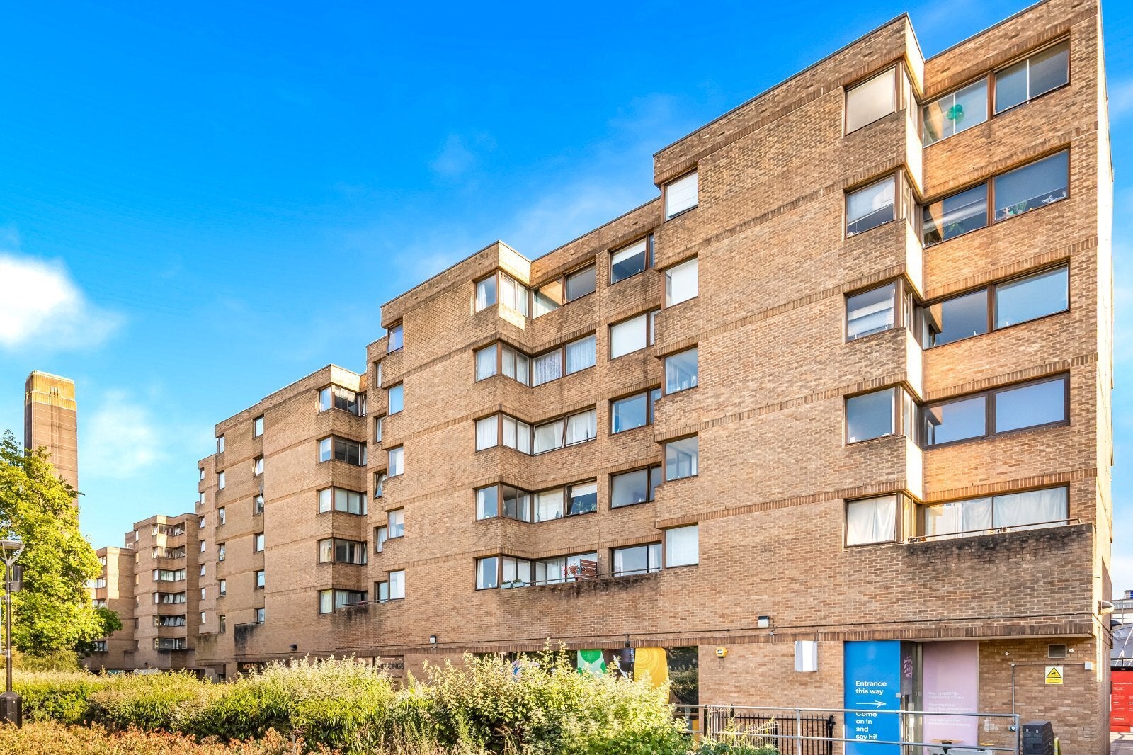 Flat Falcon Point Piazza in Greater London