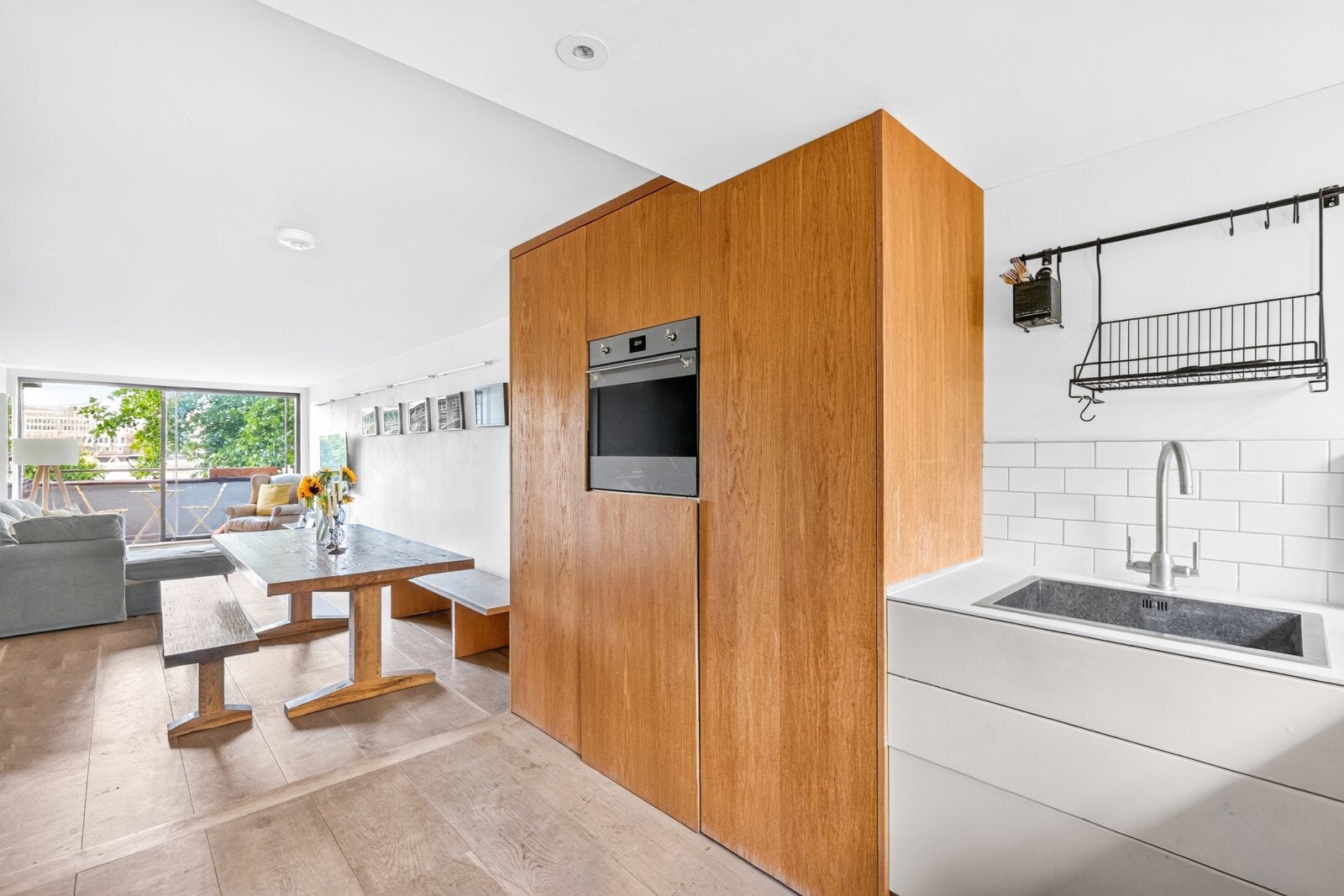 Flat Falcon Point Piazza in Greater London
