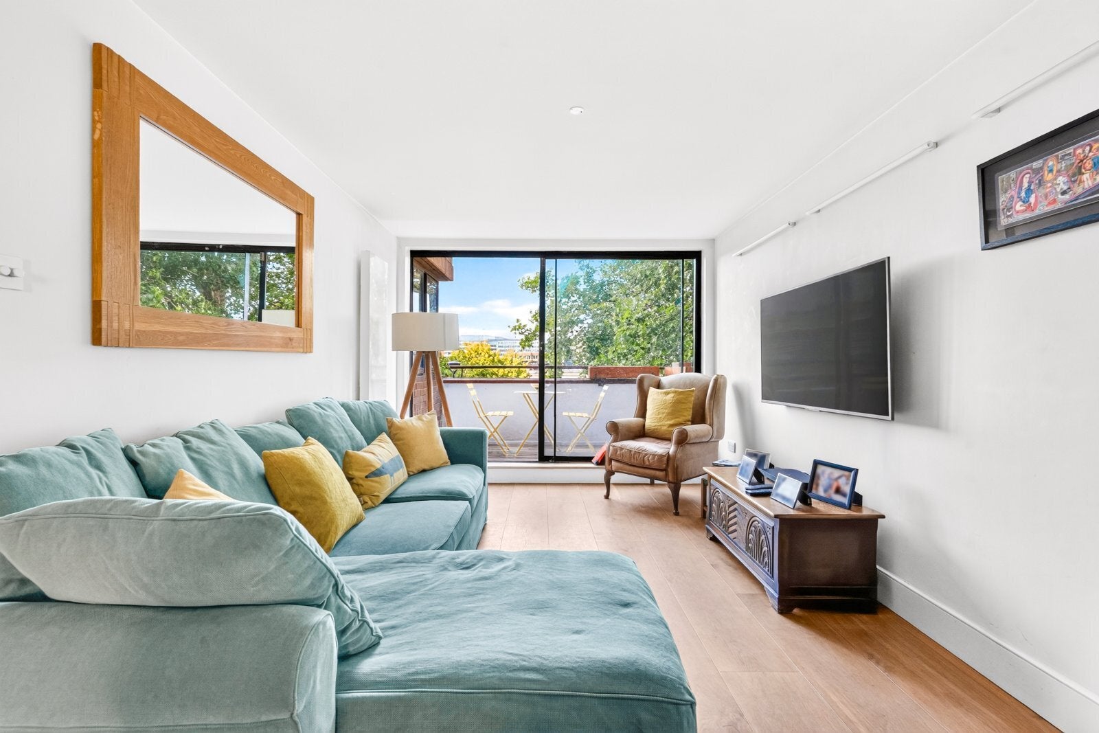 Flat Falcon Point Piazza in Greater London