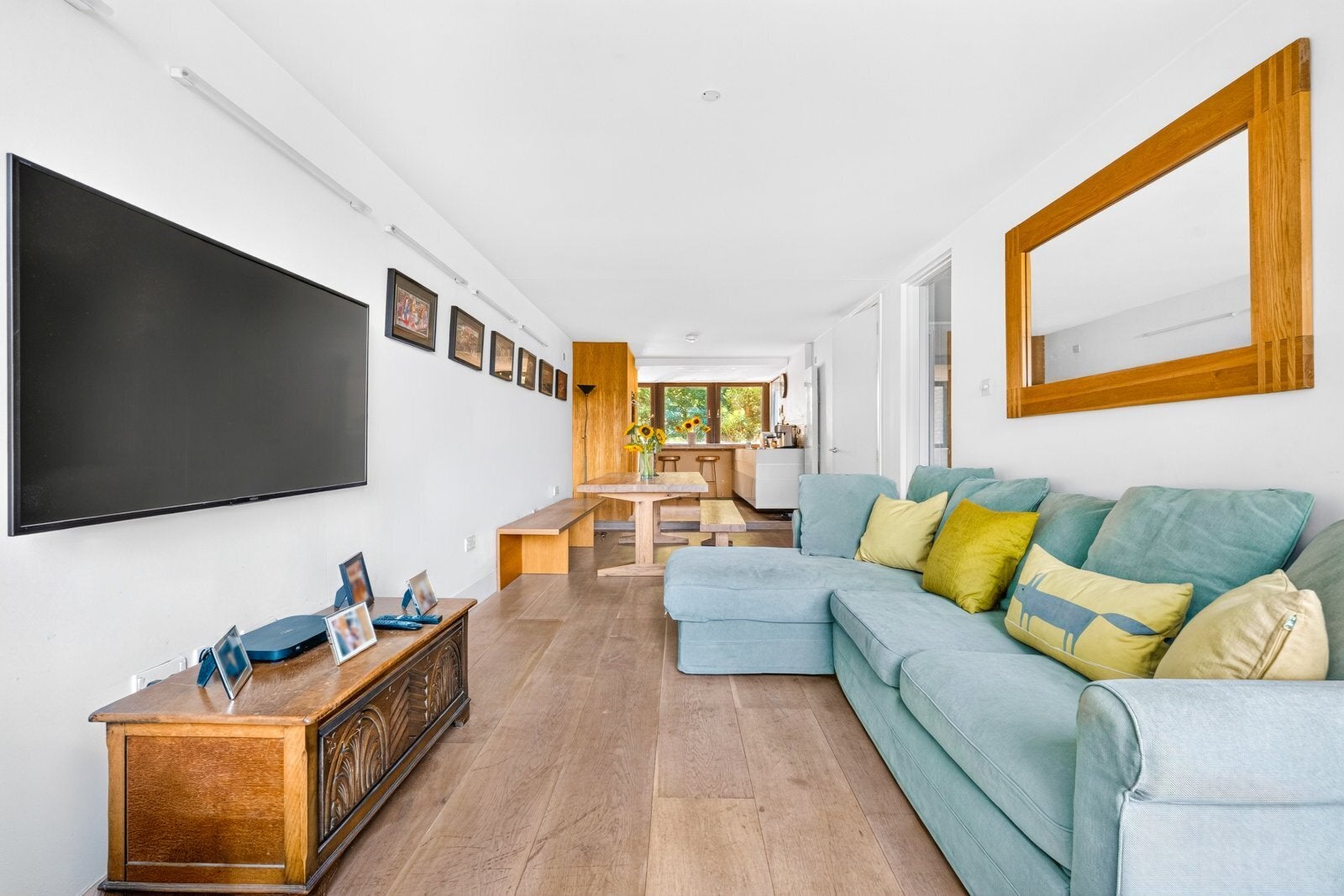 Flat Falcon Point Piazza in Greater London