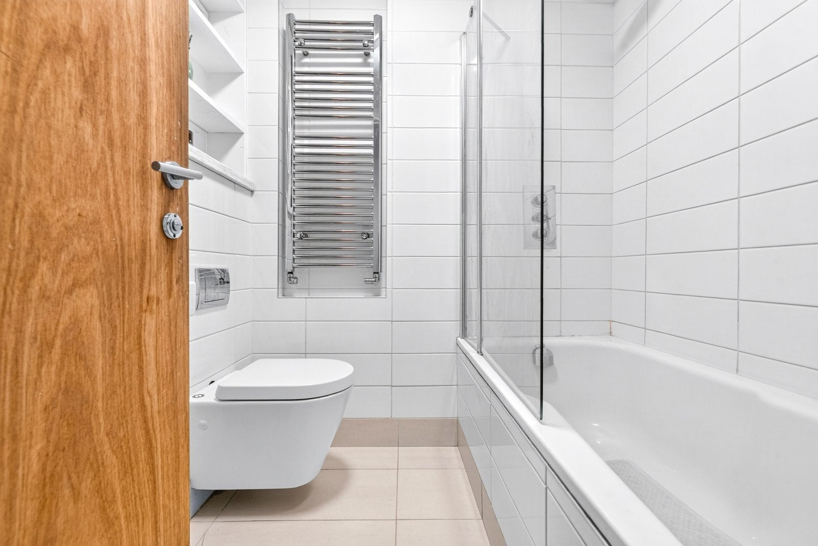 Flat Falcon Point Piazza in Greater London