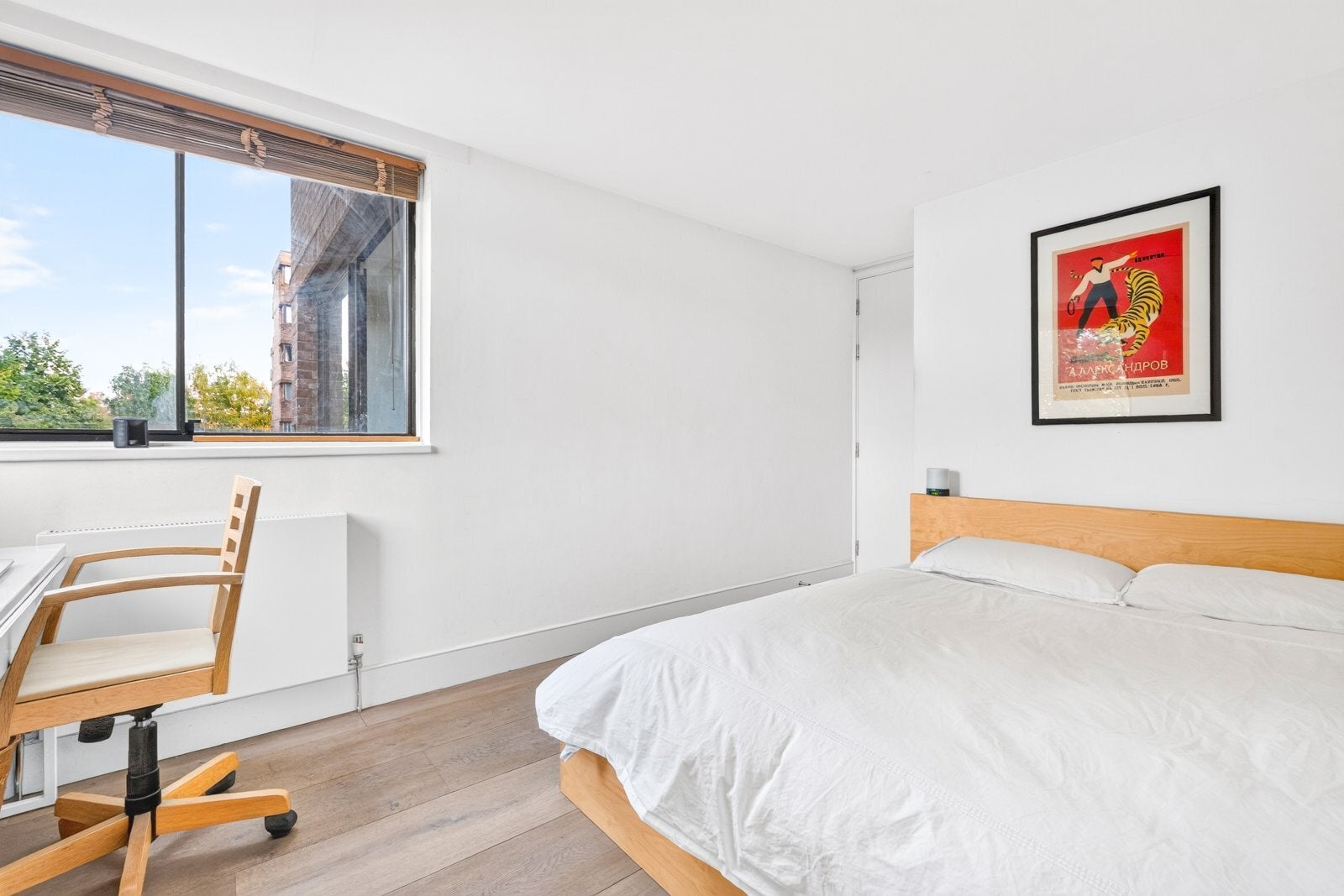 Flat Falcon Point Piazza in Greater London