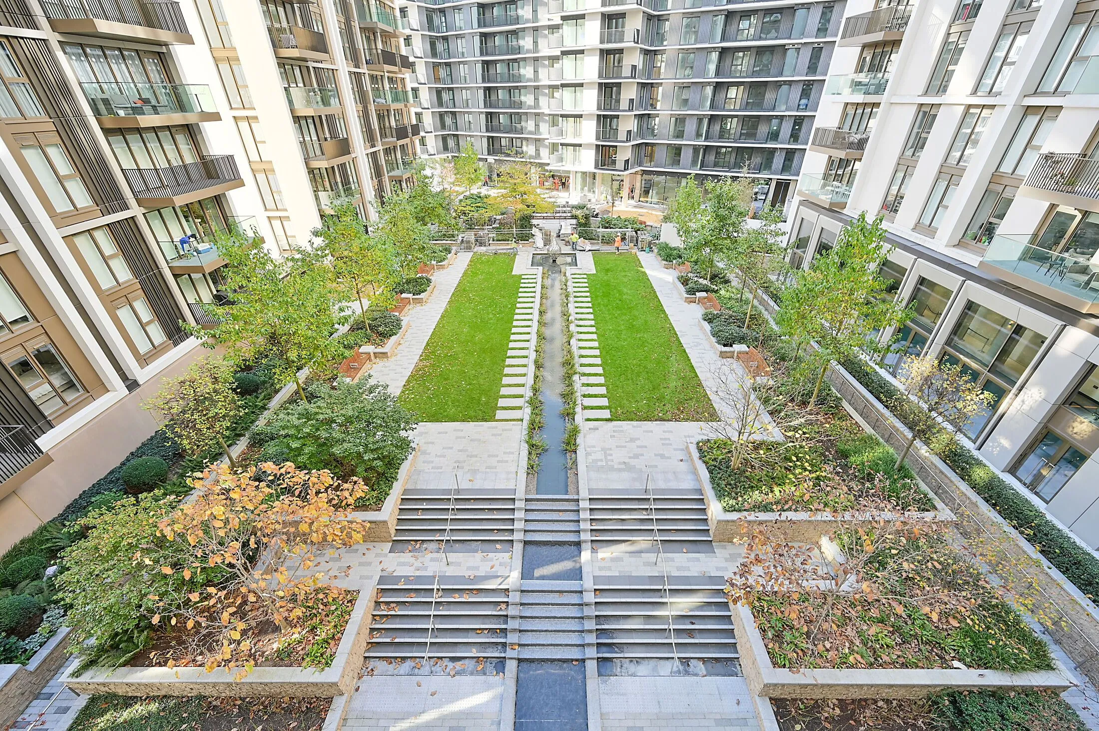 Flat Fountain Park Way in Greater London
