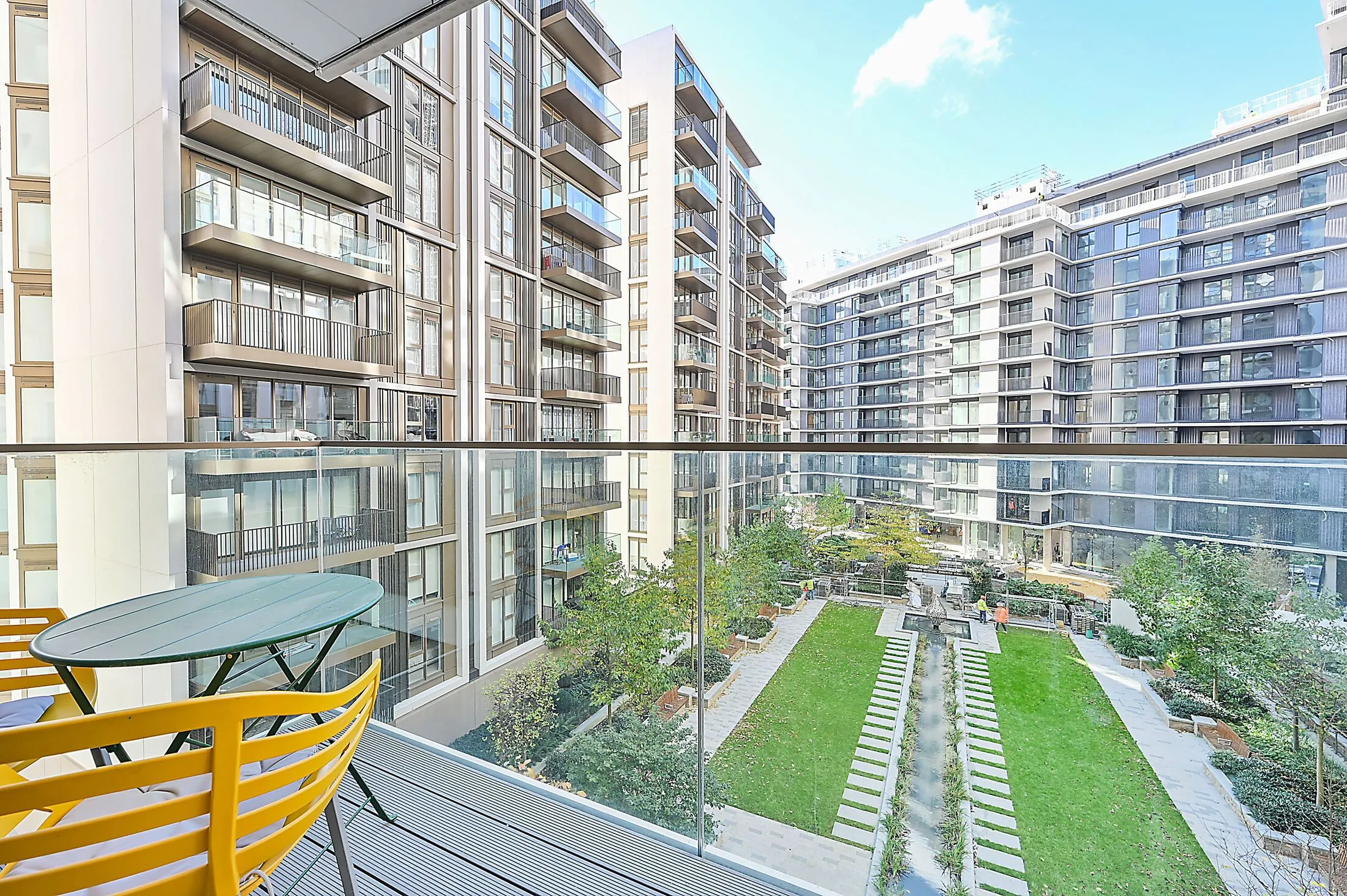 Flat Fountain Park Way in Greater London