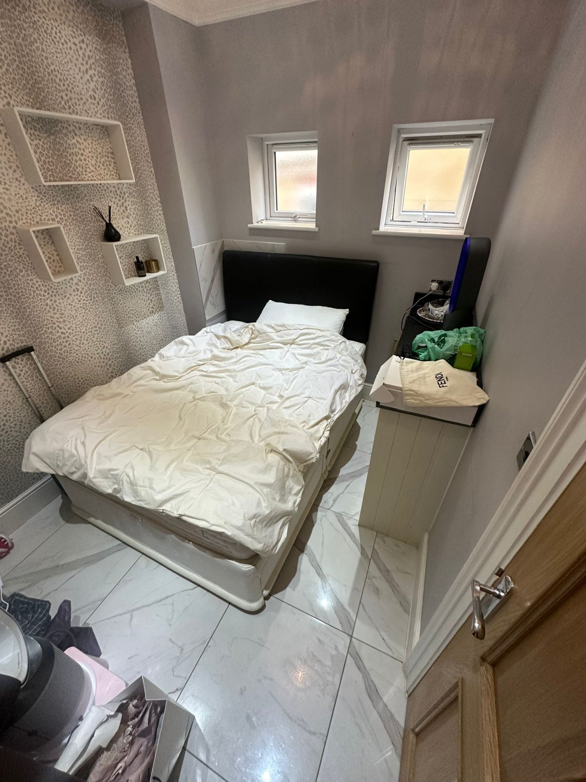 Room Manor Road in Greater London