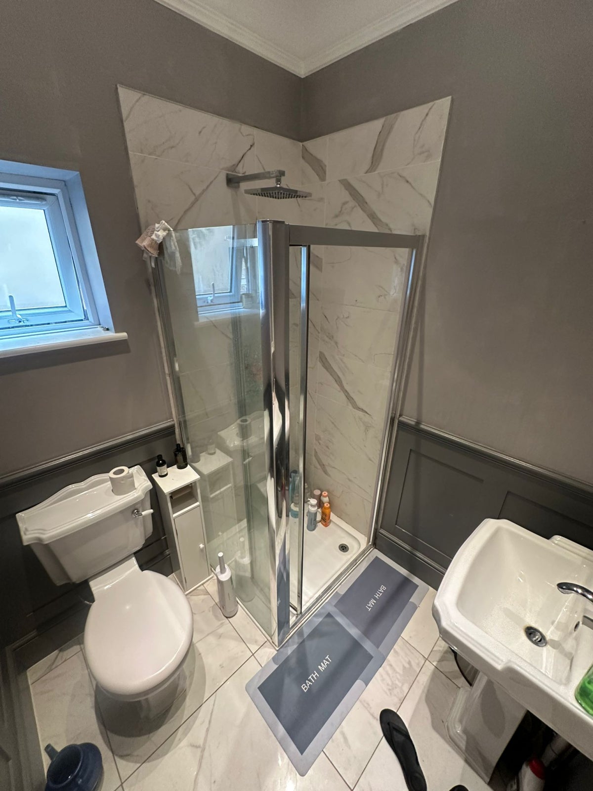Room Manor Road in Greater London