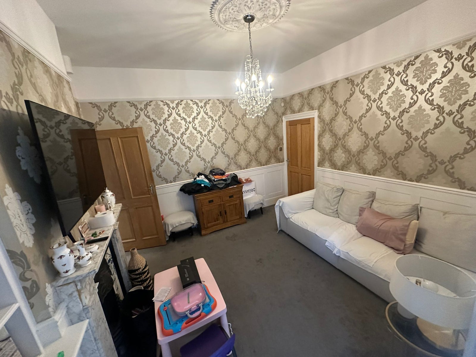 Room Manor Road in Greater London