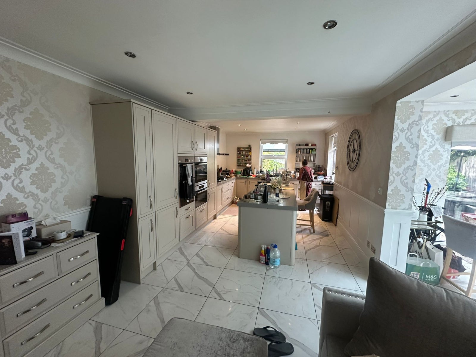 Room Manor Road in Greater London