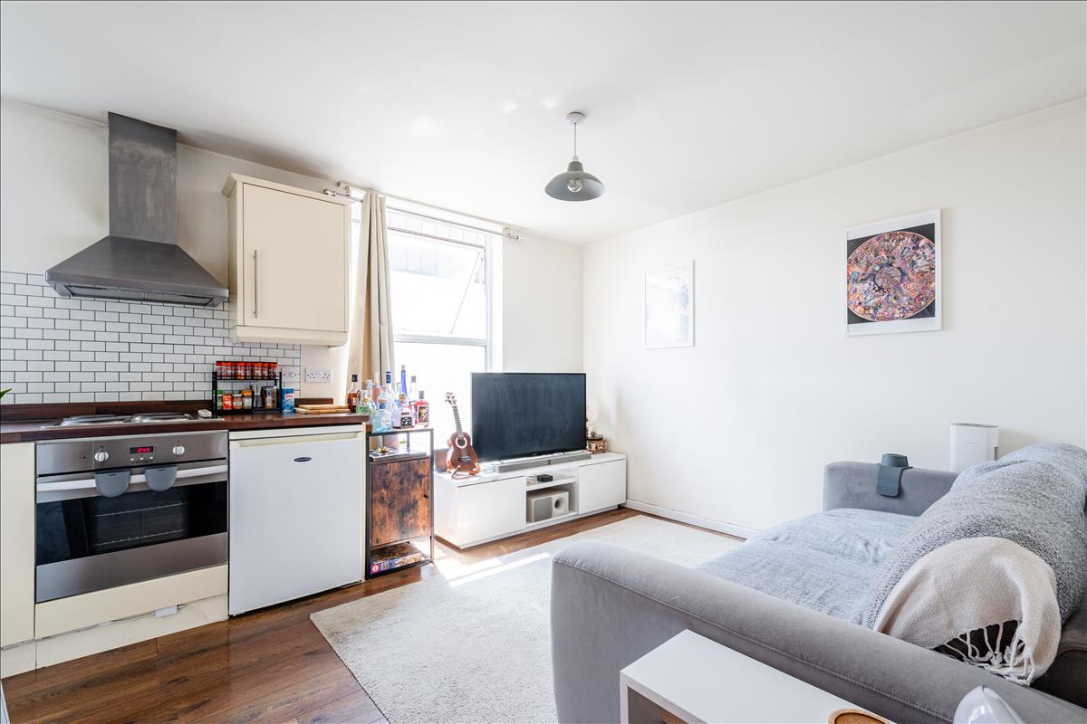 Flat Mowlem Street in Greater London