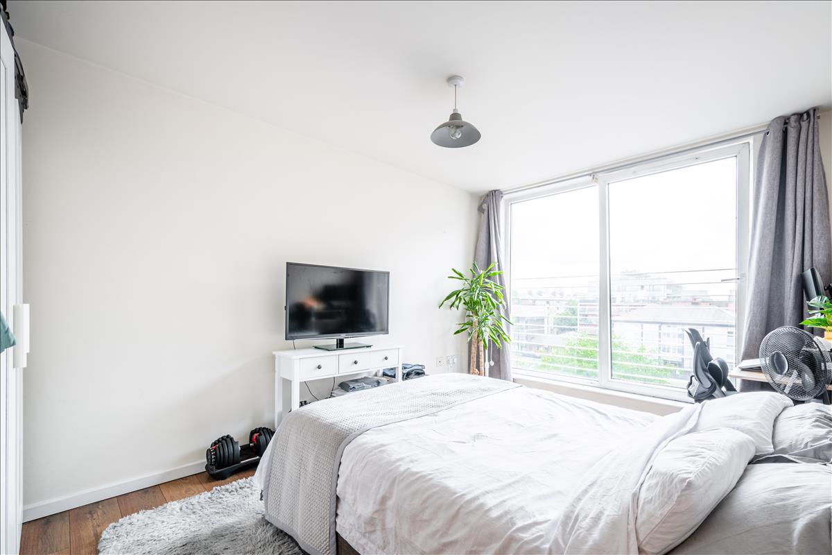 Flat Mowlem Street in Greater London